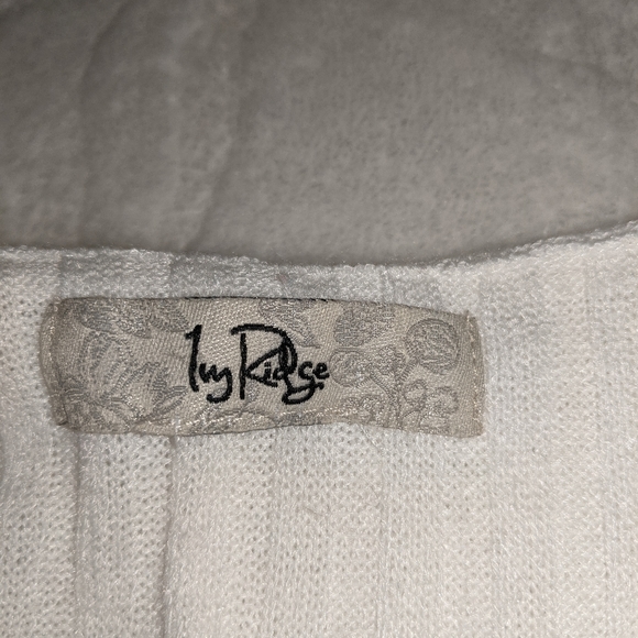 White long sleeve - Picture 2 of 4